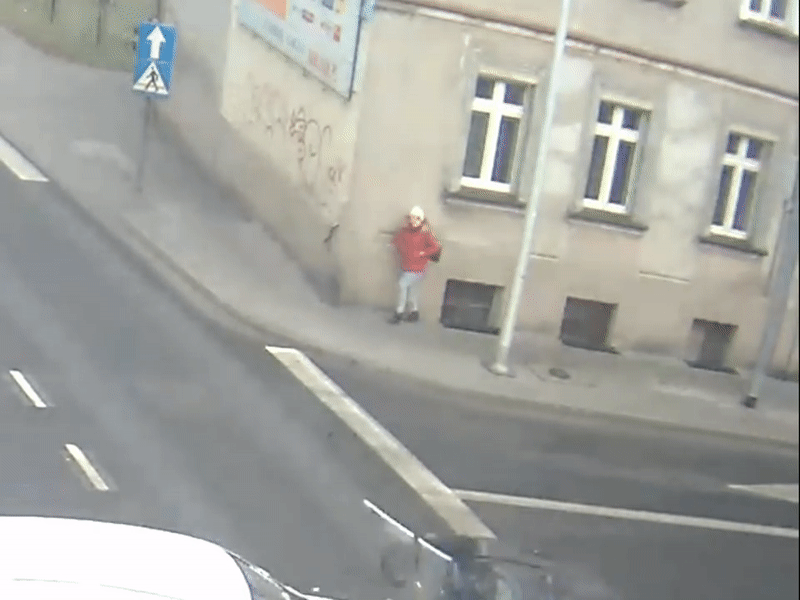 Женщина чудом избежала столкновения с авто благодаря фонарному столбу. Скриншот