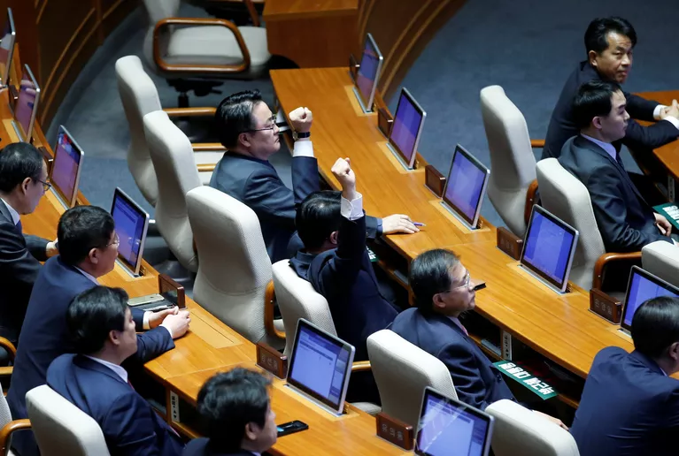 Голосование в парламенте Южной Кореи по вопросу импичмента президенту Пак Кын Хе Голосование в парламенте Южной Кореи по вопросу импичмента президенту Пак Кын Хе