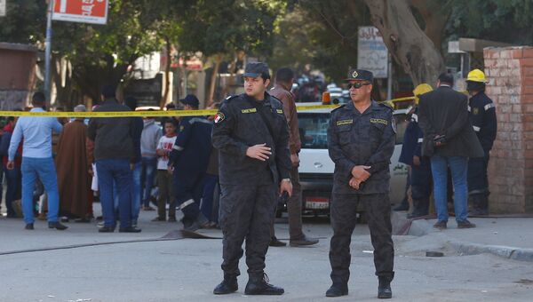 Полиция на месте взрыва бомбы на улице эль-Харам в Каире, Египет
