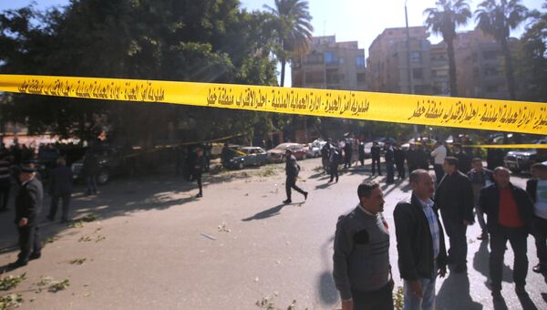 На месте взрыва бомбы на улице эль-Харам в Каире, Египет