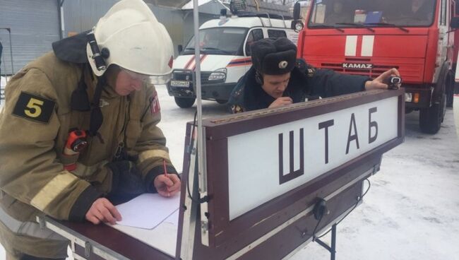 Сотрудники МЧС на месте взрыва на заводе Изотек в поселке Городня Тверской области