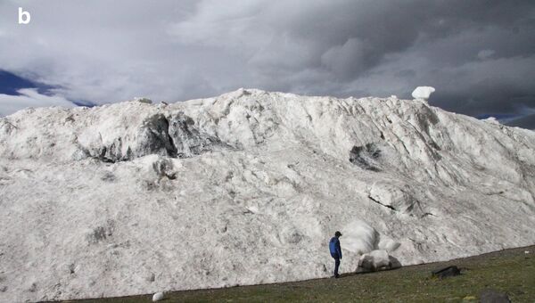 Ученые стоят у подножия ледника, убившего девятерых жителей Тибета