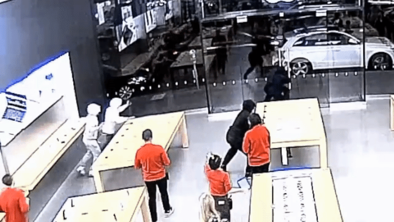Полиция в США ищет грабителей, обчистивших магазин Apple за 15 секунд
