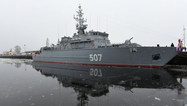 Церемония подъема флага на корабле противоминной обороны Александр Обухов в Санкт-Петербурге. 9 декабря 2016