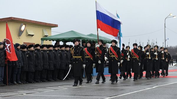 Церемония подъема флага на корабле в Санкт-Петербурге