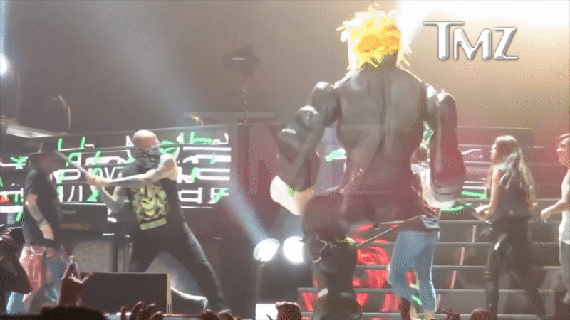 На концерте Guns N’Roses в Мехико фанаты разбили чучело Трампа