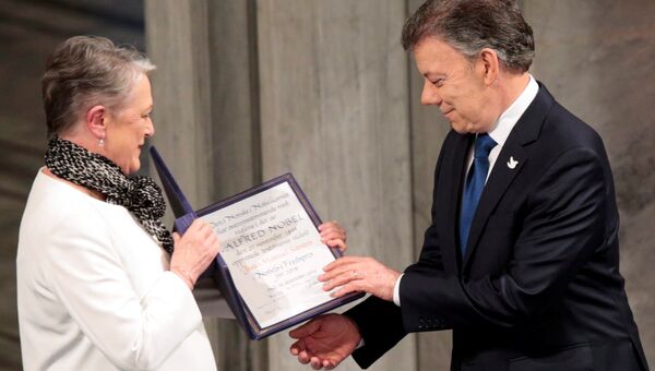 Президенту Колумбии Хуану Мануэлю Сантосу вручили Нобелевскую премию мира за 2016 год
