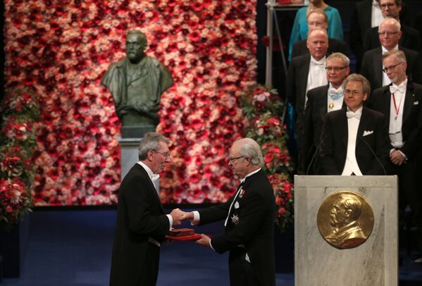 Французский ученый Жан-Пьер Саваж получает Нобелевскую премию по химии от короля Швеции Карла XVI Густава в Стокгольме