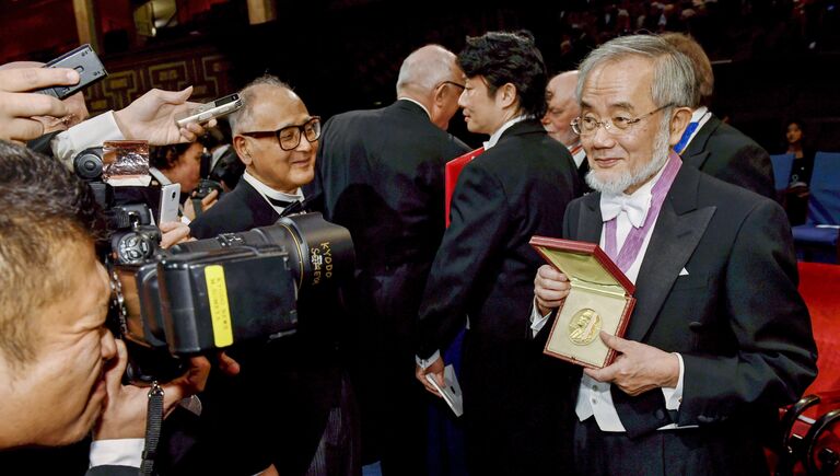 Нобелевский лауреат по физиологии или медицине японец Ёсинори Осуми после церемонии награждения в Стокгольме