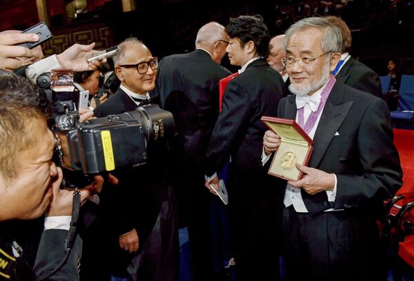 Нобелевский лауреат по физиологии или медицине японец Ёсинори Осуми после церемонии награждения в Стокгольме