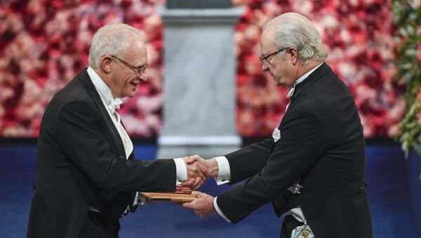 Оливер Харт получает Нобелевскую премию по экономике от короля Швеции Карла XVI Густава в Стокгольме