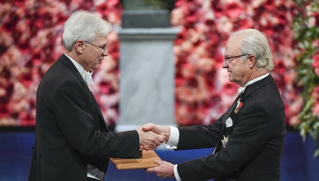 Бенгт Хольмстрём получает Нобелевскую премию по экономике от короля Швеции Карла XVI Густава в Стокгольме