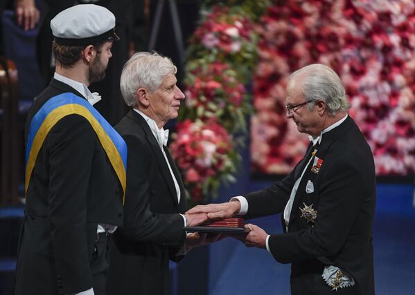 Дэвид Таулесс получает Нобелевскую премию по физике от короля Швеции Карла XVI Густава в Стокгольме