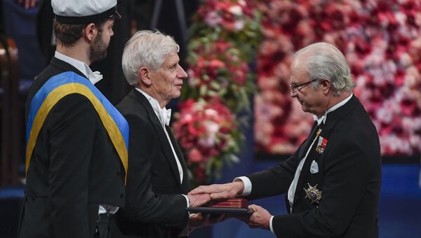Дэвид Таулесс получает Нобелевскую премию по физике от короля Швеции Карла XVI Густава в Стокгольме
