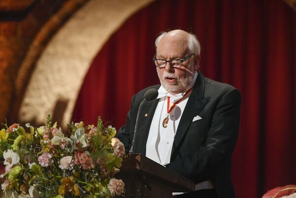 Нобелевский лауреат по химии 2016 года Фрейзер Стоддарт во время церемонии вручения премий в Стокгольме