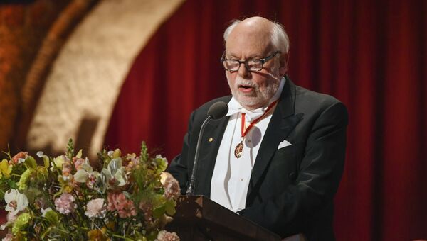 Нобелевский лауреат по химии 2016 года Фрейзер Стоддарт во время церемонии вручения премий в Стокгольме