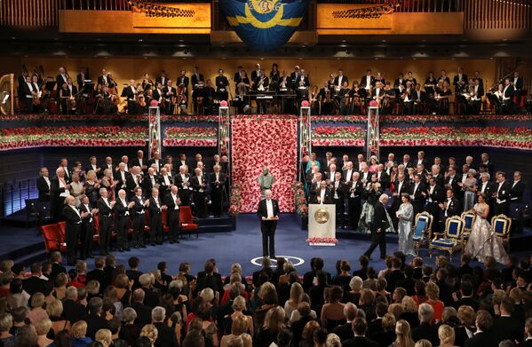 Бенгт Хольмстрём получает Нобелевскую премию по экономике от короля Швеции Карла XVI Густава в Стокгольме