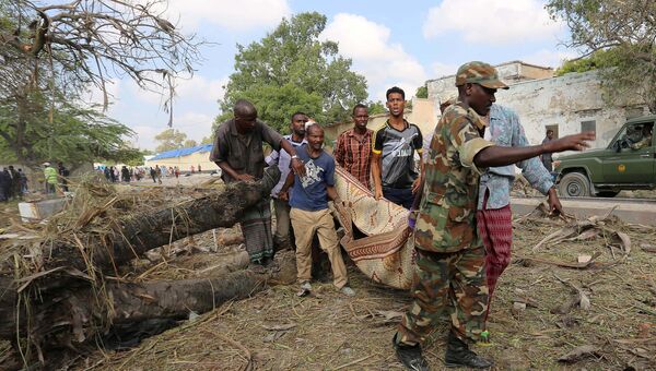 Последствия взрыва в столице Сомали Могадишо, 11 декабря 2016