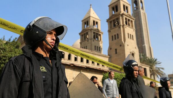 Полиция у коптского храма в Каире, в котором произошел взрыв, 11 декабря 2016