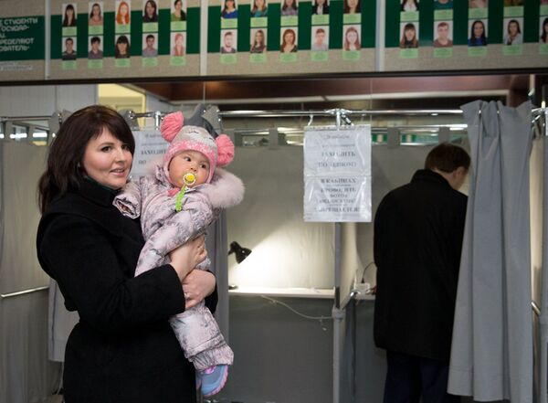 Семья главы Приднестровья Евгения Шевчука во время голосования на выборах президента Приднестровья