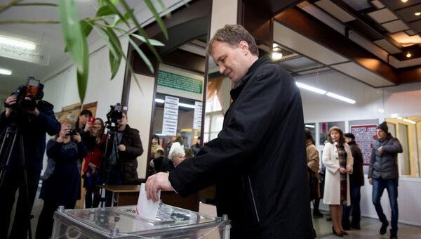 Глава Приднестровья Евгений Шевчук во время голосования на выборах президента Приднестровья