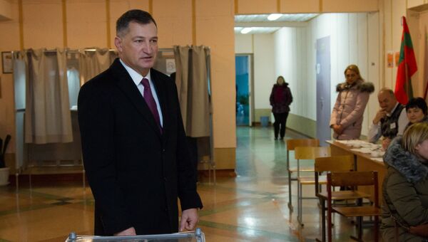 Председатель правительства Приднестровья Павел Прокудин во время голосования на выборах президента Приднестровья