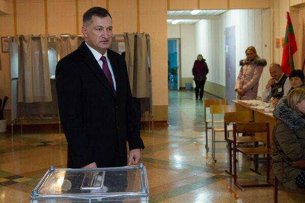 Председатель правительства Приднестровья Павел Прокудин во время голосования на выборах президента Приднестровья