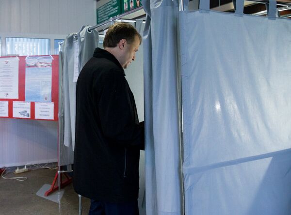 Глава Приднестровья Евгений Шевчук во время голосования на выборах президента Приднестровья