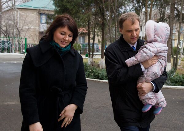 Глава Приднестровья Евгений Шевчук с семьей в день выборов президента Приднестровья