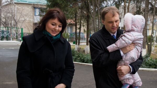 Глава Приднестровья Евгений Шевчук с семьей в день выборов президента Приднестровья