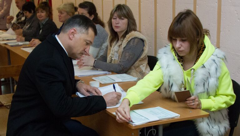 Председатель правительства Приднестровья Павел Прокудин во время голосования на выборах президента Приднестровья