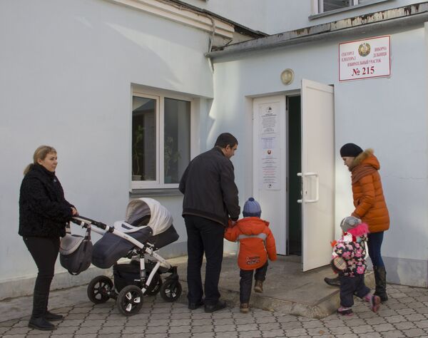 У входа в один из избирательных участков в Тирасполе в день очередных президентских выборов в Преднестровье