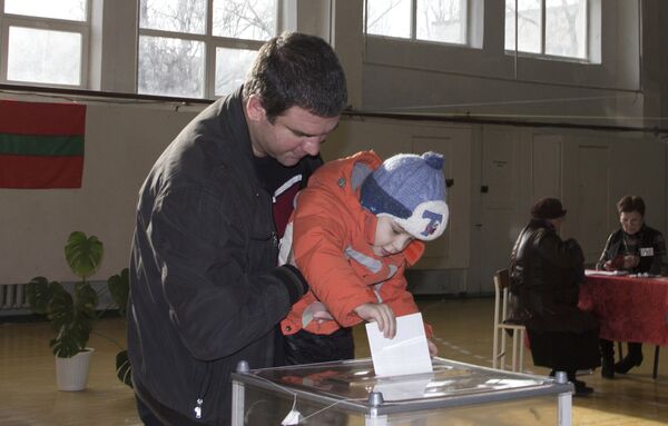 На одном из избирательных участков в Тирасполе в день очередных президентских выборов в Преднестровье