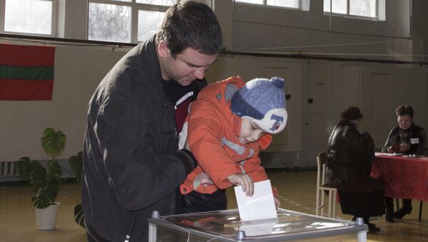 На одном из избирательных участков в Тирасполе в день очередных президентских выборов в Преднестровье