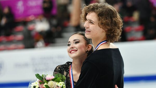 Алла Лобода и Павел Дрозд, завоевавшие серебряные медали в танцах на льду среди юниоров в финале Гран-при по фигурному катанию в Марселе