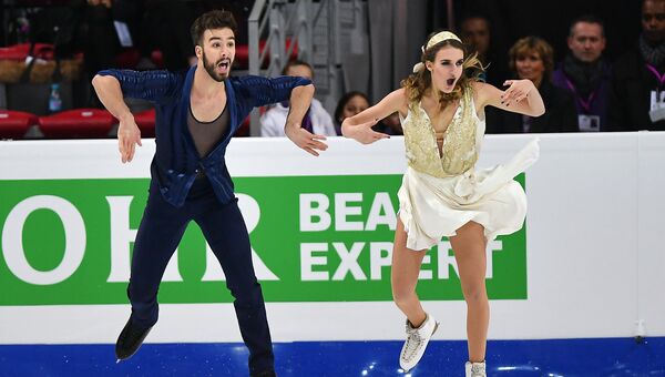 Габриэлла Пападакис и Гийом Сизерон выступают в короткой программе танцев на льду в финале Гран-при по фигурному катанию в Марселе