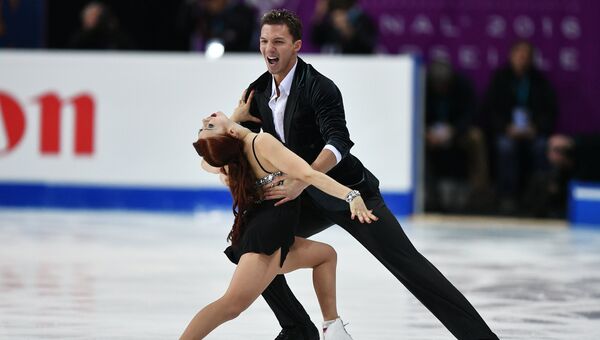 Екатерина Боброва и Дмитрий Соловьев выступают в короткой программе танцев на льду в финале Гран-при по фигурному катанию в Марселе