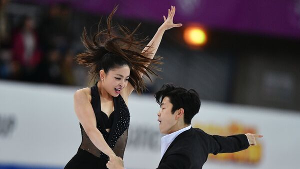 Майя Шибутани и Алекс Шибутани выступают в короткой программе танцев на льду в финале Гран-при по фигурному катанию в Марселе