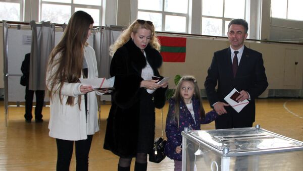 Председатель Верховного совета Вадим Красносельский с супругой Светланой и дочерьми на одном из избирательных участков в Тирасполе. 11 декабря 2016
