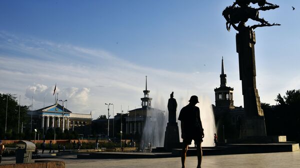 Памятник Манасу между зданиями Мэрии города Бишкек и Национальной Филармонией Кыргызстана. Архивное фото