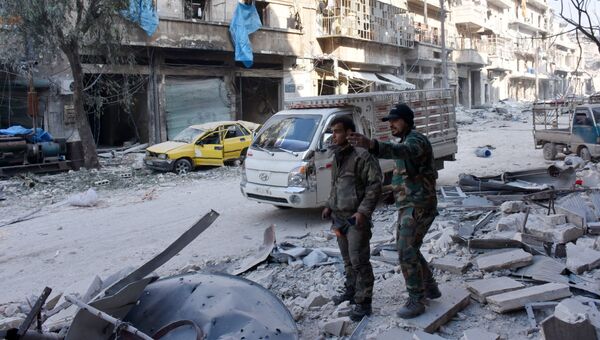 Сирийские военные в одном из освобожденных от боевиков кварталов Алеппо. Архивное фото