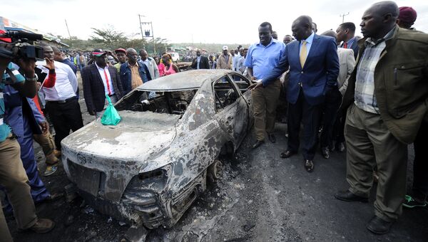 Заместитель президента Кении Уильям Руто на месте аварии с участием нефтяного трейлера в Кении