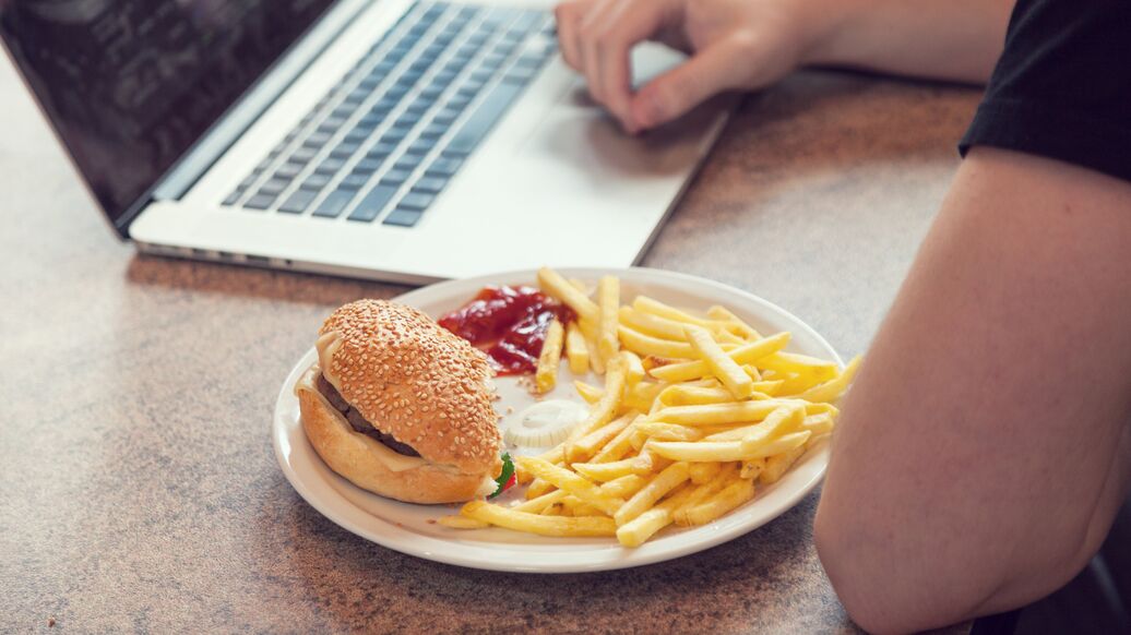 Нутрициолог рассказала о причинах переедания у детей