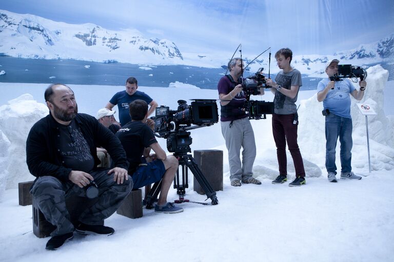 Тимур Бекмамбетов во время съемок фильма Елки-5