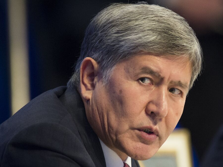 Президент Киргизии Алмазбек Атамбаев во время заседания Высшего Евразийского экономического совета в Астане 
