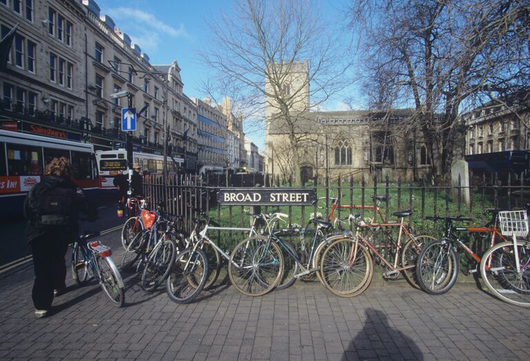 Велосипеды на улицах Оксфорда. Архивное фото Велосипеды на улицах Оксфорда. Архивное фото