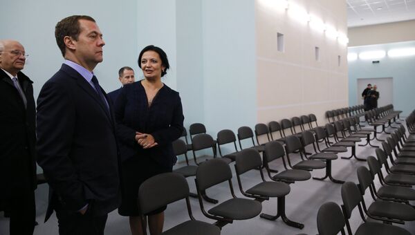 Председатель правительства РФ Дмитрий Медведев осматривает строящуюся школу в Оренбурге. 12 декабря 2016