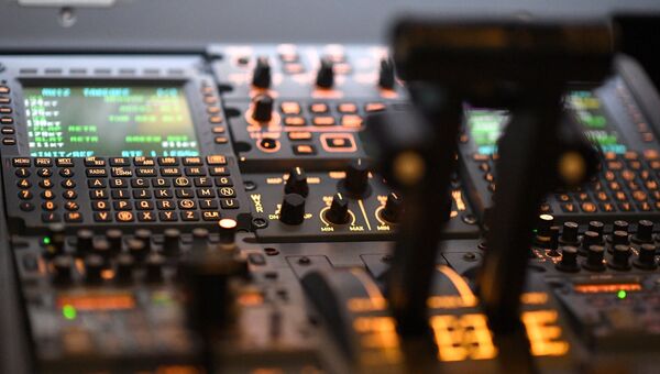 Приборы в кабине пилота полнопилотажного тренажера самолета SSJ-100. Архивное фото