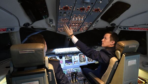 Участники конкурса пилотирования пассажирского самолета Sukhoi Superjet 100 Лучший в небе. Архивное фото