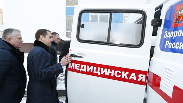 Председатель правительства РФ Дмитрий Медведев осматривает автомобиль скорой медицинской помощи в Оренбурге. 12 декабря 2016